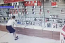 Кража телефона из салона связи попала на камеры