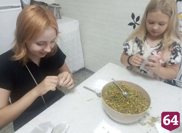 Саратовские дети фасовали липовый чай для фронта 