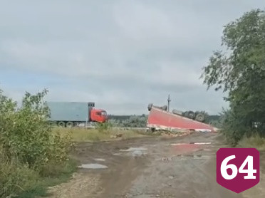 Под Саратовом опрокинулась фура с арбузами