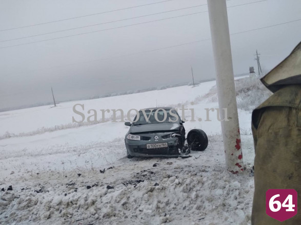 Легковушку отбросило в кювет после ДТП под Саратовом