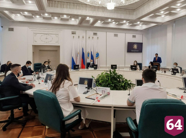 Студентка исполнила для губернатора написанную о Саратове песню 