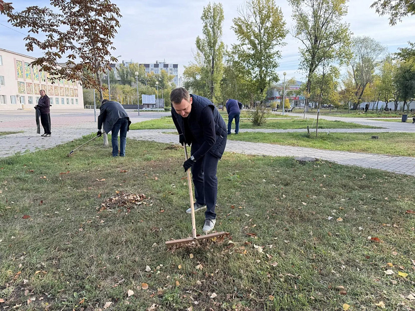 Глава района присоединился к субботнику в Энгельсе