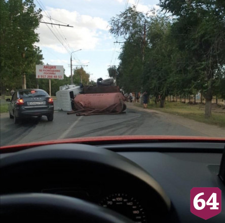 В ходе тройного ДТП ассенизаторская машина опрокинулась на бок 