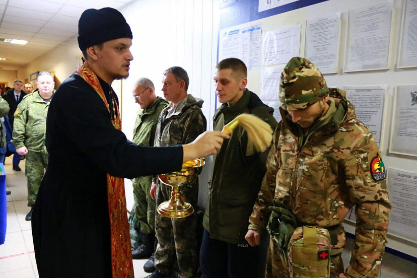Под Саратовом добровольцев окропили святой водой