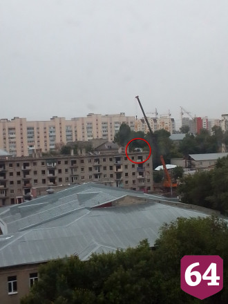 Саратовцев удивил «Бобкэт» на крыше 5-этажного дома