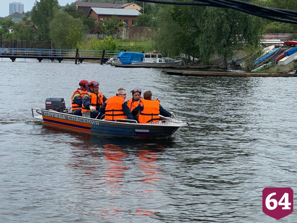 В Саратове спасатели тренировались убирать нефтяные пятна на Волге
