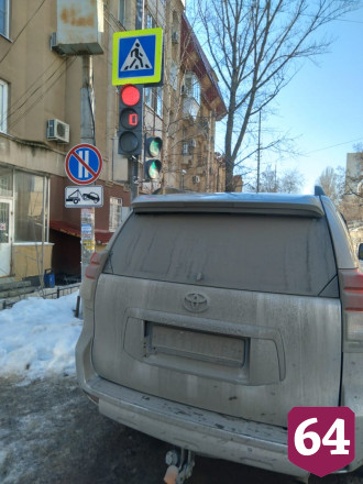 В Саратове автохам на внедорожнике запарковался на пешеходном переходе