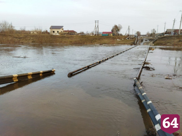 В Саратовской области паводковые воды подтопили мост