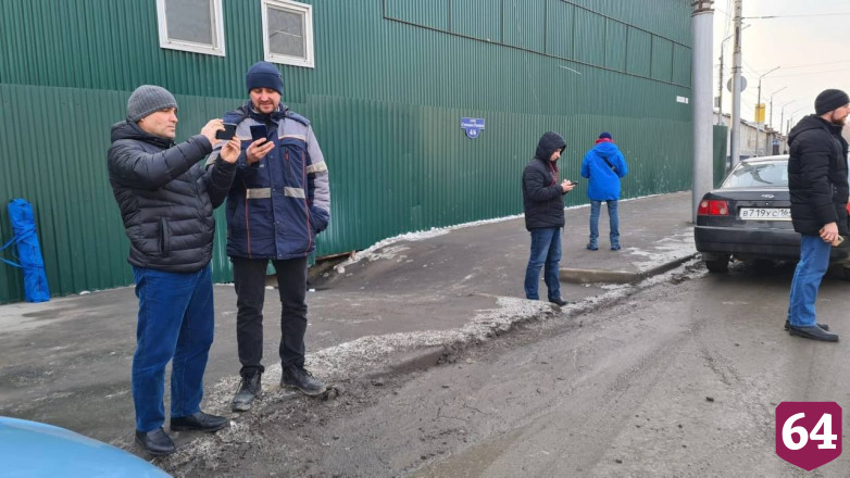 На дорогах Саратова после ремонта нашли трещины и выбоины