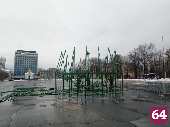 На Театральной площади Саратова в темноте устанавливают 22-метровую елку 