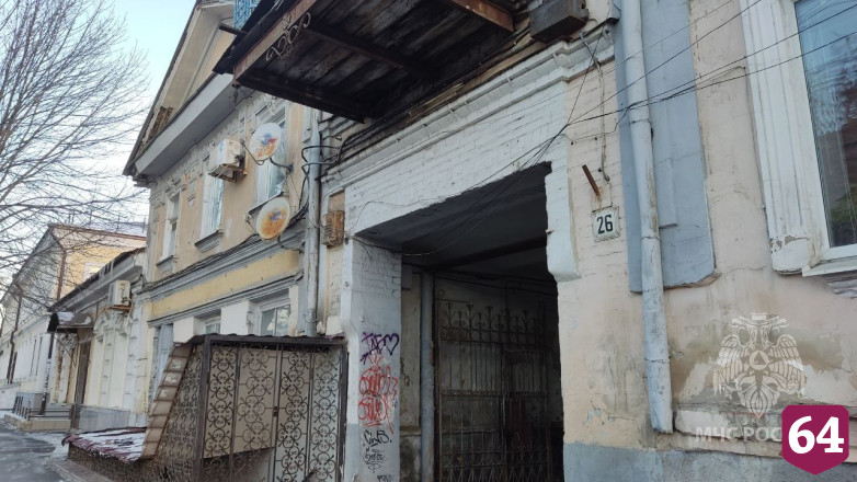 Шесть человек спасли из горящего дома в центре Саратова