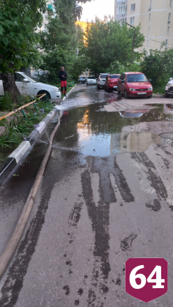 В многоэтажке в центре Саратова затопило подвалы