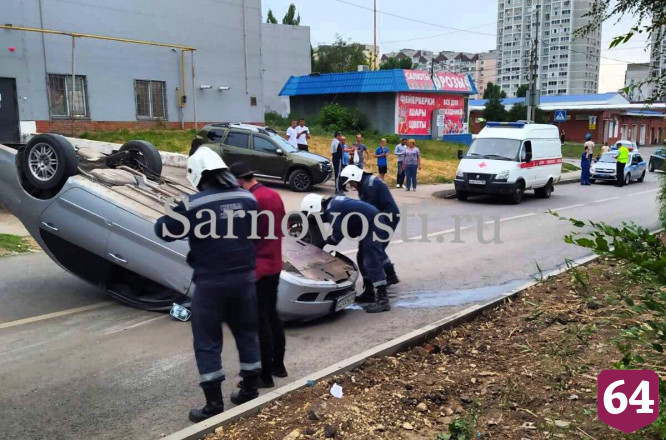 В Саратове пьяный водитель опрокинул иномарку на крышу
