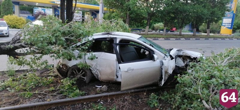 Компания на «Форде» разбилась при столкновении с деревом в Саратове