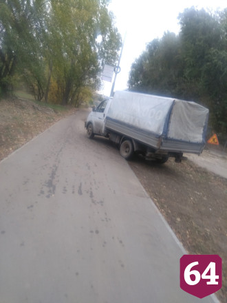 В Саратове автохамы ездят по тротуару и сигналят пешеходам
