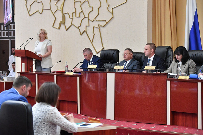 Для привлечения педагогов в саратовские сельские школы разработают программу 