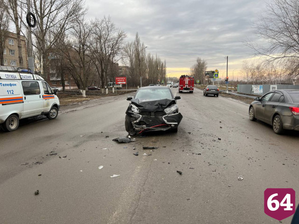 Два человека травмировались в аварии на Волжском проспекте