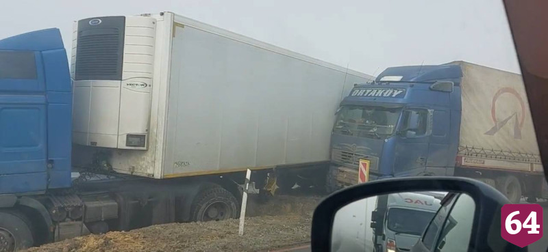 На трассе под Саратовом в туман столкнулись пять автомобилей