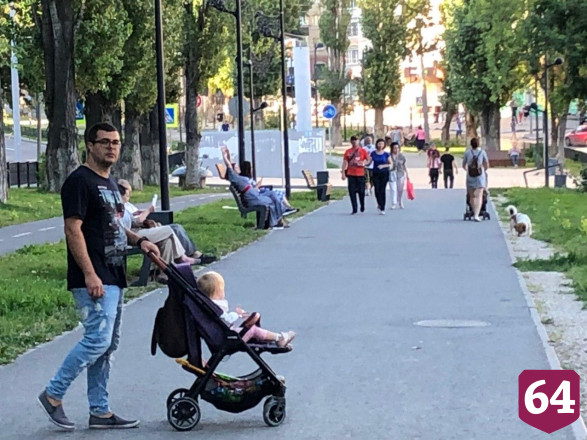 Жители Саратова вышли на воскресную прогулку без масок