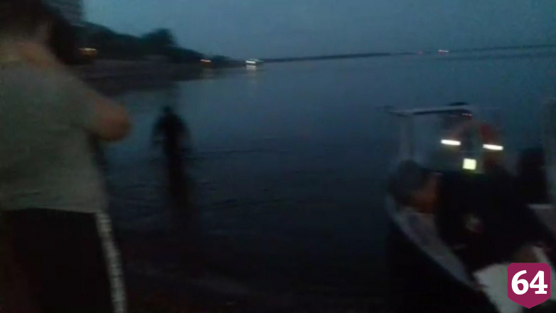 Под саратовским мостом из Волги вытащили тело мужчины в водорослях