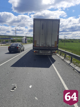На саратовской трассе иномарка с автоледи протаранила фуру