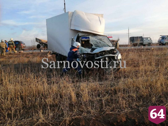 На трассе под Саратовом трактор с дровами опрокинулся после ДТП с грузовиком