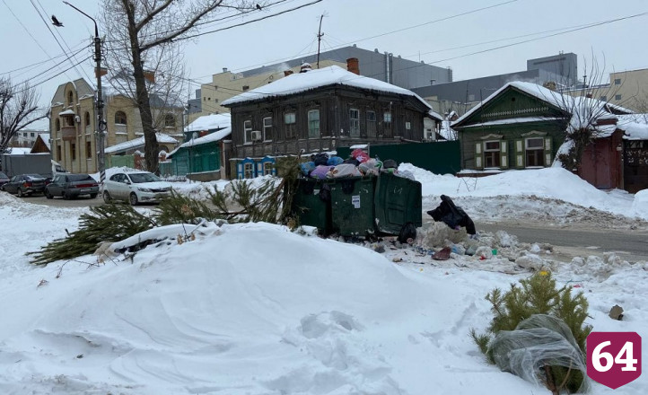 В Саратове сугробы мешают вывозить мусор с улиц 
