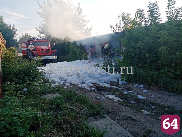 В Саратове выгорел гараж с винтажным автомобилем