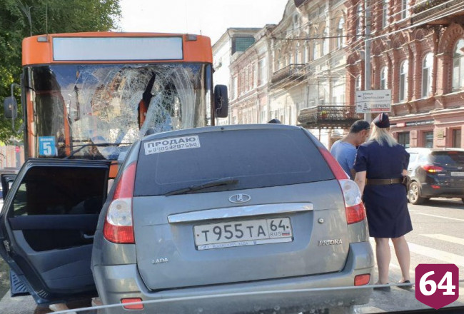 В Саратове осудят забросившего женщину в троллейбус водителя «Приоры»