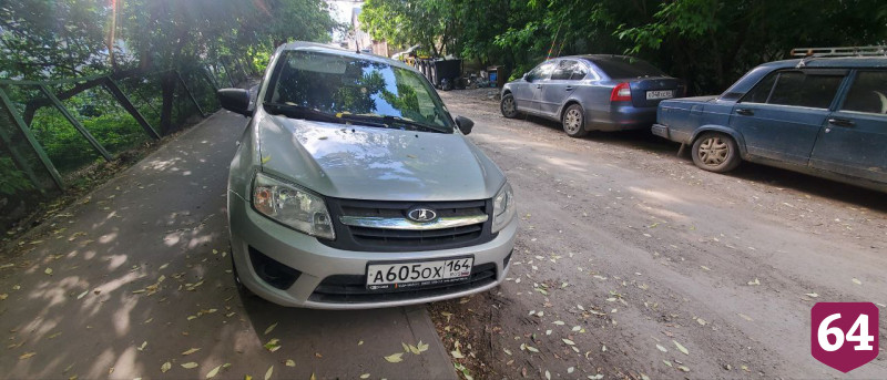 В Саратове автохамы заняли тротуар на пути к школе