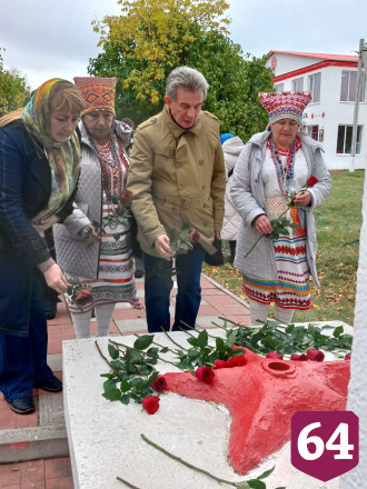 Под Саратовом участники фестиваля почтили память погибших героев 