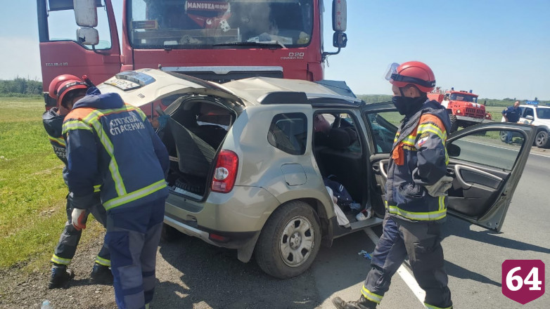 В ДТП с фурой под Саратовом погибли двое взрослых и ребенок