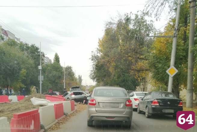 В Саратове автомобиль снес ограждения и угодил в коммунальную яму