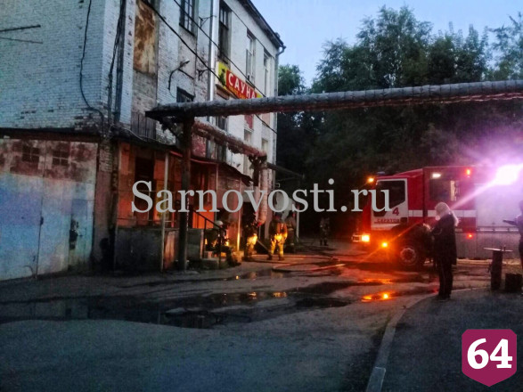 В центре Саратова пожарные тушили сауну «Парадиз»