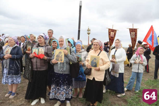 В саратовском селе прошел крестный ход с иконами из Афона