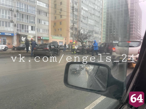 В Энгельсе два ребенка и женщина пострадали в массовом ДТП