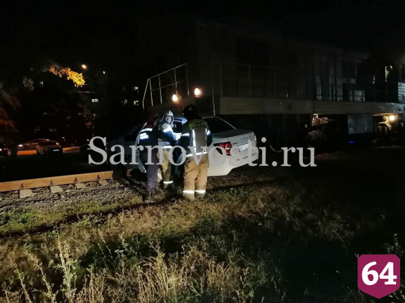 Под Саратовом локомотив врезался в заглохшее на рельсах такси