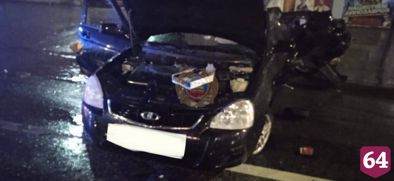 Пять человек покалечились в ДТП со столбом в Саратове