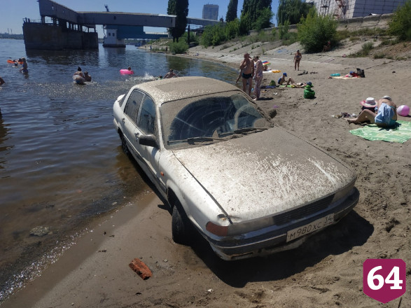 В Саратове легковой автомобиль съехал в Волгу