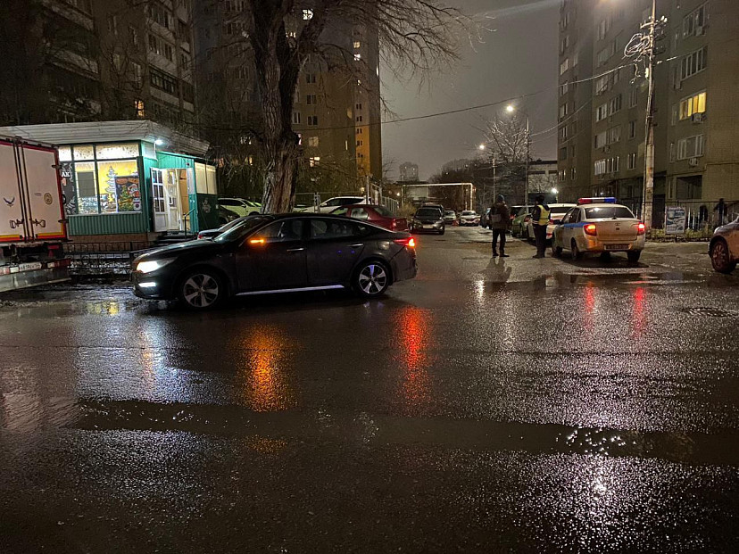 В Саратове водитель BMW покалечил двух человек и скрылся