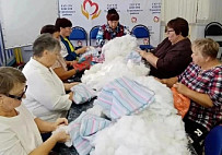 Саратовские бабушки из клуба «Кому за 60» шьют подушки для фронта