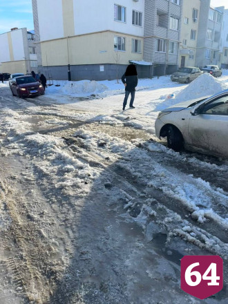 В Саратове автомобили из-за частых прорывов утопают в снежной каше 