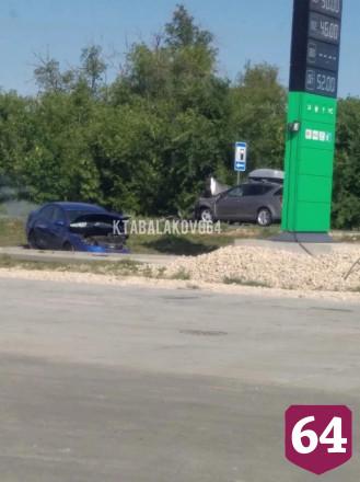 Мужчина травмировался в ДТП на заправке под Саратовом