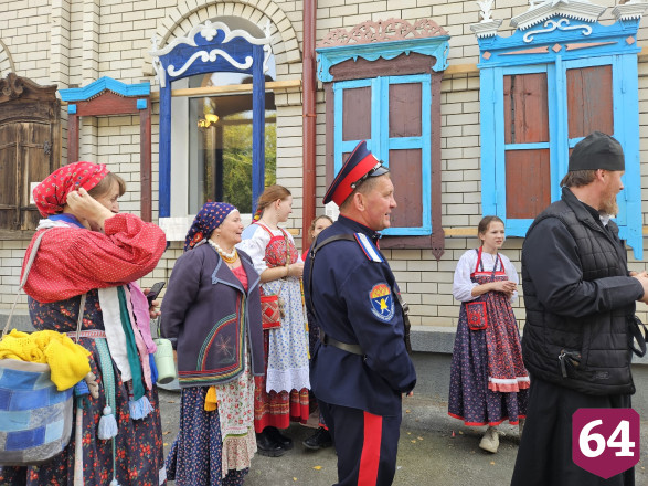 В Саратовской области на казачьем фестивале кормили щами и фланкировали шашкой