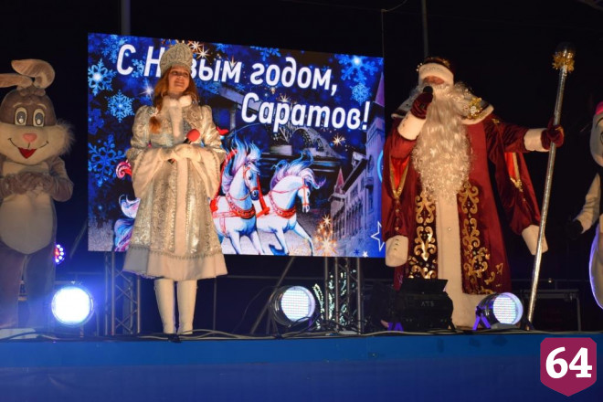На Театральной площади зажгли новогоднюю елку