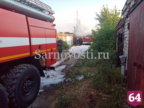В Саратове выгорел гараж с винтажным автомобилем