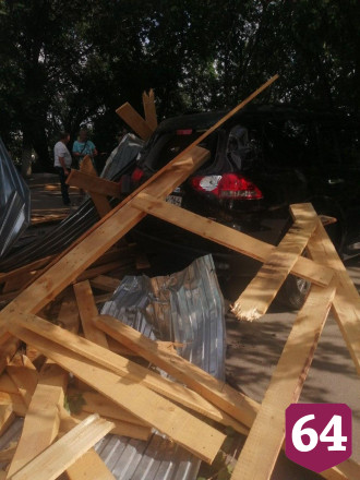В Саратове крыша магазина «Красное и Белое» рухнула на две машины