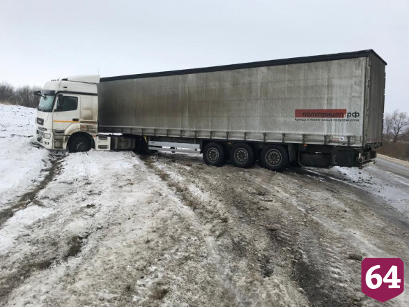 Саратовские полицейские помогли водителю съехавшей в кювет фуры