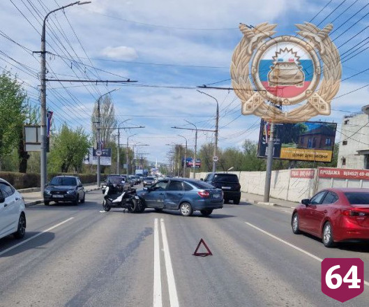 Мотоциклистка попала в ДТП перед мостом в Саратов