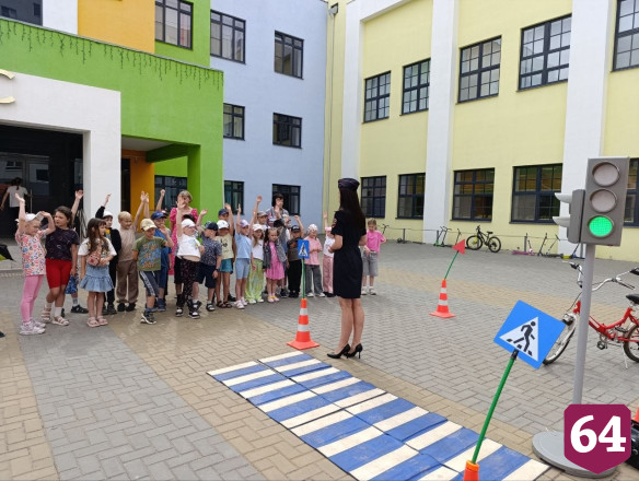 Саратовские школьники летом учат ПДД в мобильном автогородке
